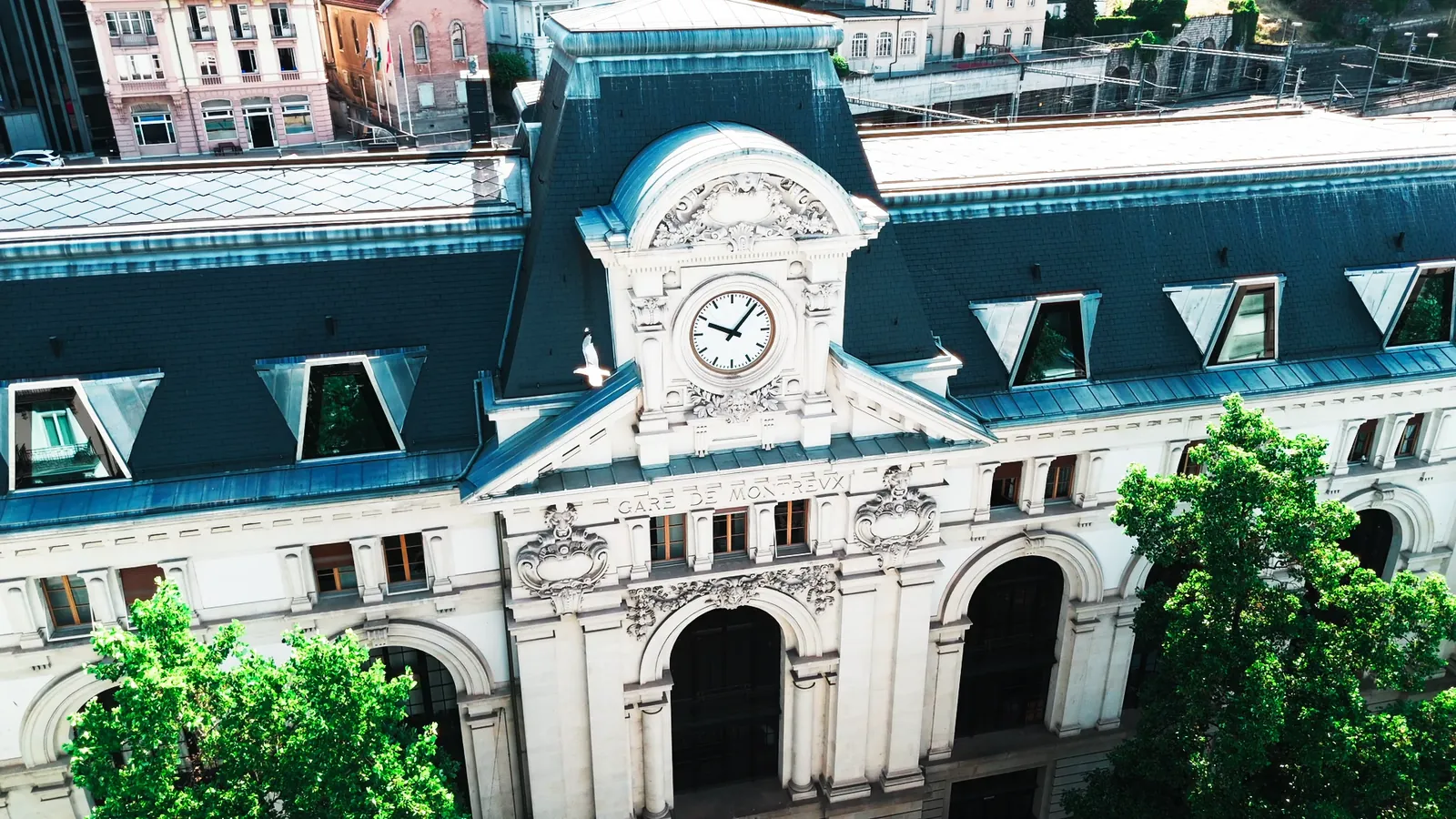 La gare de Montreux vue du ciel, avec son horloge