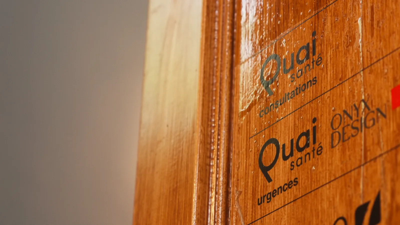 La porte de Quai Santé, aux logos des consultations et des urgences