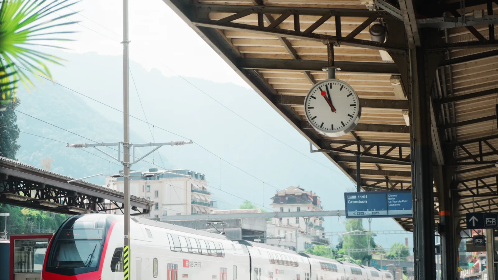 Quai de la gare de Montreux, un train à l'arrêt sous la marquise